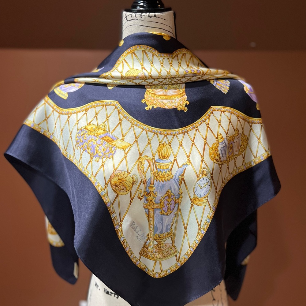 Beautiful Vintage Scarf,Size 34x34 inches